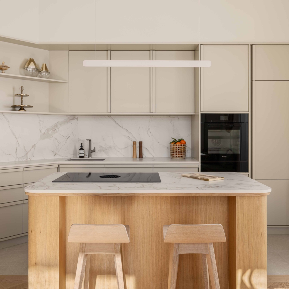 Moderne Designküche mit heller Front, Kücheninsel aus hellem Holz und edler Marmoroptik. Altbauflair. Offene Regale, integrierte Geräte und stilvolle Dekoration schaffen eine elegante und funktionale Atmosphäre – perfekt für hochwertige Wohnküchen im Contemporary Style.