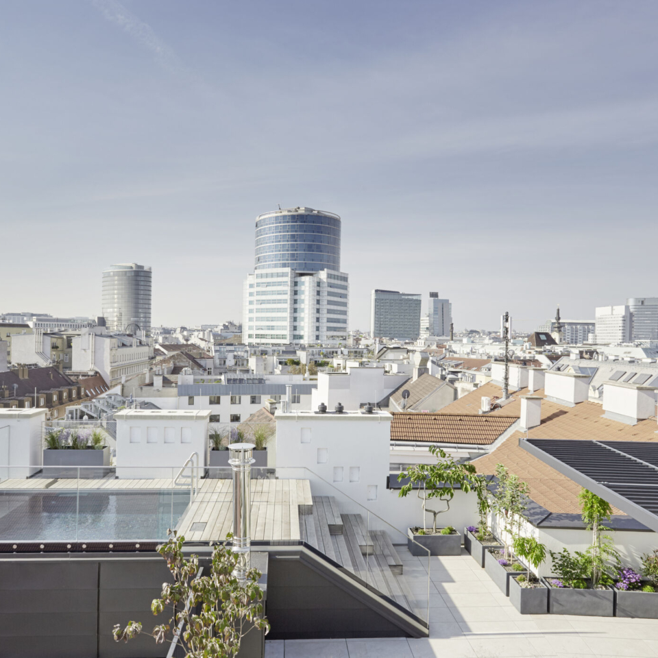 Atemberaubende Dachterrasse mit Pool, Glasgeländer und großzügiger Pflanzzone. Urbaner Panoramablick über die Stadt mit moderner Skyline – luxuriöses Rooftop-Feeling mit exklusivem Outdoor-Bereich und Wohlfühlatmosphäre über den Dächern.